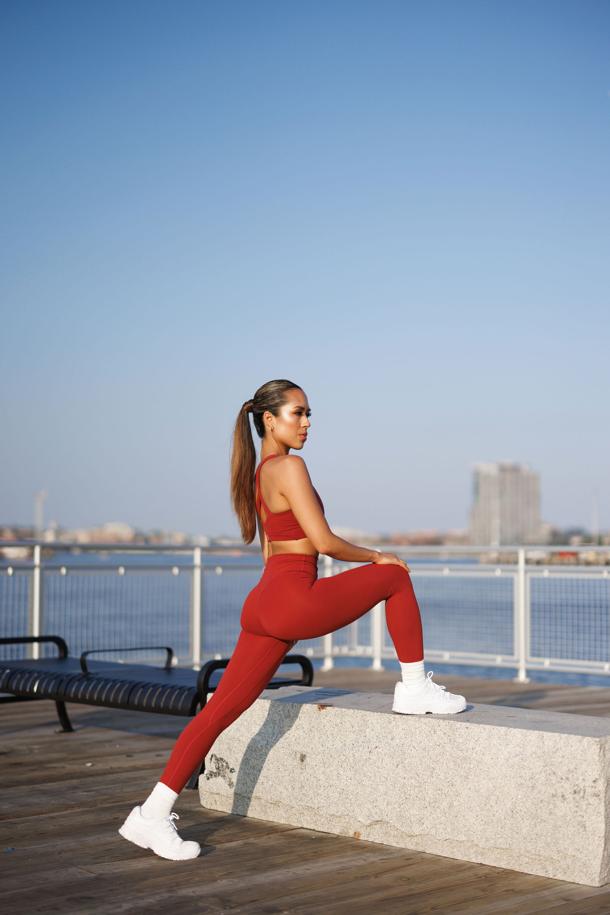 High-waisted leggings for women with no front seams, leggings for the gym, yoga and pilates in cherry red, deep red